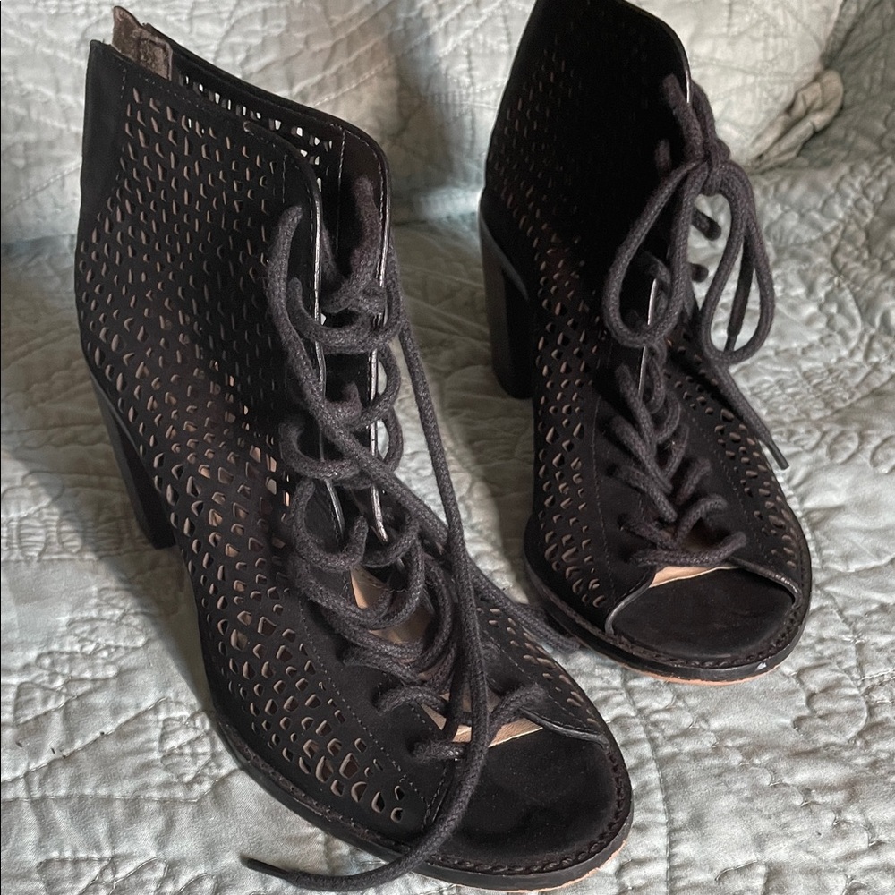 Vince Camuto Black Lace-Up Ankle Boots size 7